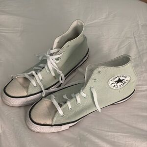 Converse ChuckTaylor All Star high top sneaker
men’s size 6 women’s size 8 $38